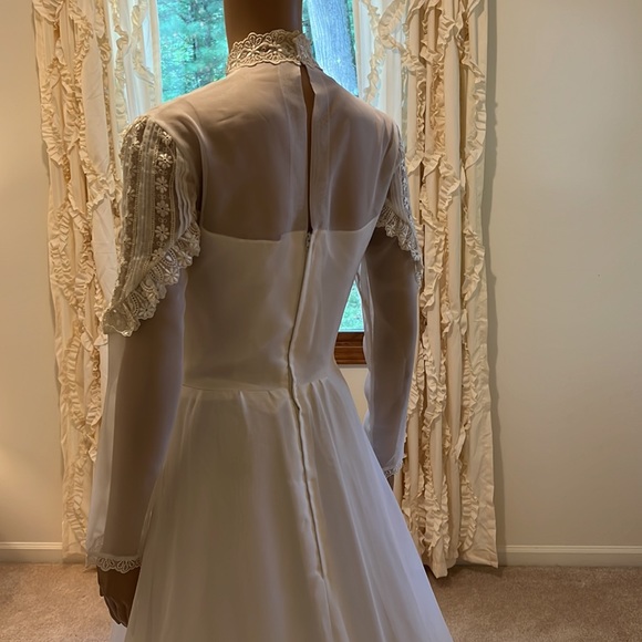 Vintage 1970s Long Sleeve Wedding Gown with Train Size Small Lace Daisy Details - Picture 10 of 15